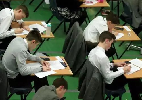 中英校園文化不同，學生該如何自我調整？